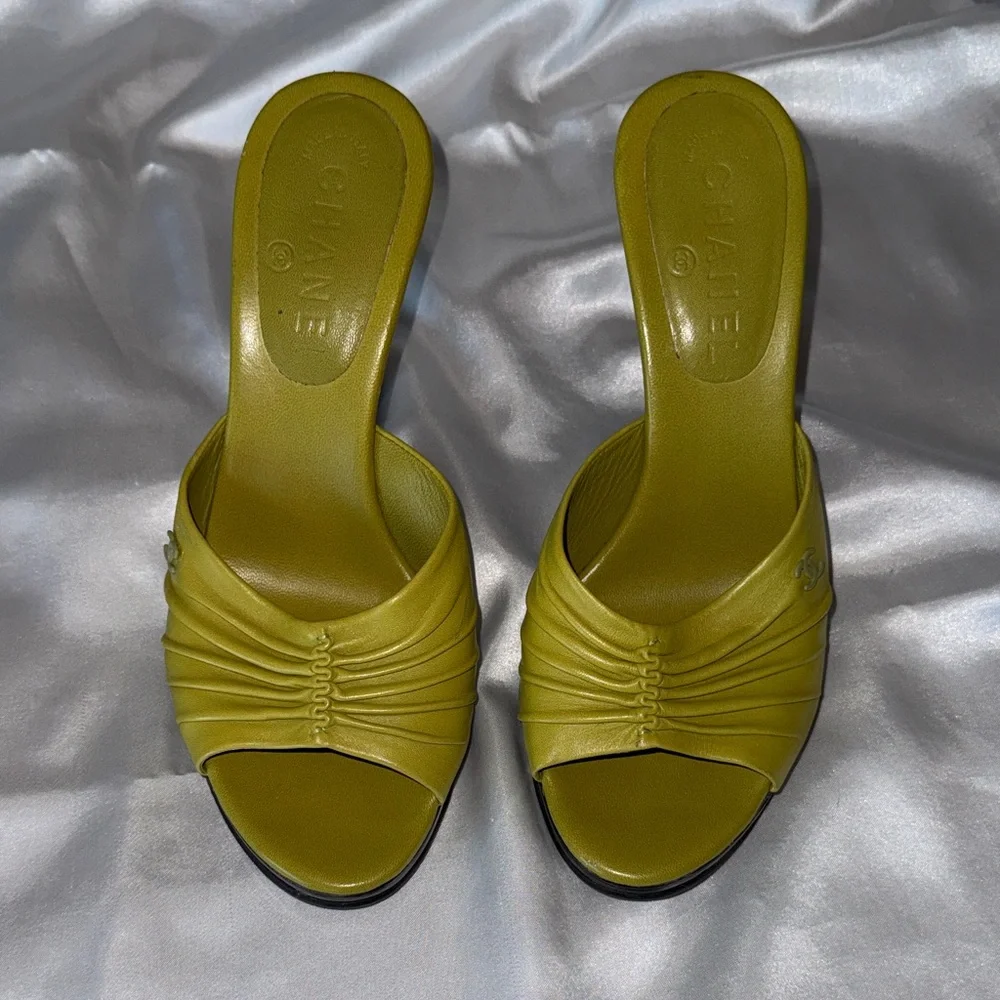 CHANEL CC Olive Green Calfskin Heeled Mules Rare Vintage - Picture 6 of 6